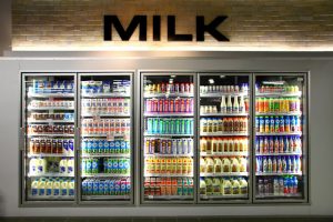 productos frecuentes en demanda (tales como leche)
